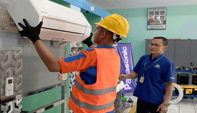 PELAKSANAAN GURU TAMU PT. PANASONIC GOBEL INDONESIA DI KONSENTRASI KEAHLIAN TEKNIK INSTALASI TENAGA LISTRIK (TITL) (3)