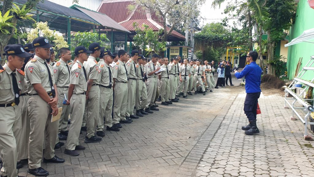 Siaga Darurat! SMKN 1 Singosari Gelar Simulasi Pemadaman Kebakaran Bersama UPT Damkar Singosari