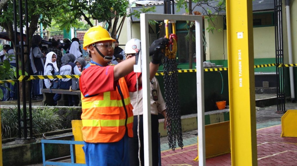 ALDINO RIZQI RAMADHAN, SISWA JURUSAN TEKNIK PENGELASAN SMK NEGERI 1 SINGOSARI, RAIH JUARA 2 THE 14TH ALL KOMATSU INDONESIA TECHNICAL OLYMPIC 2025